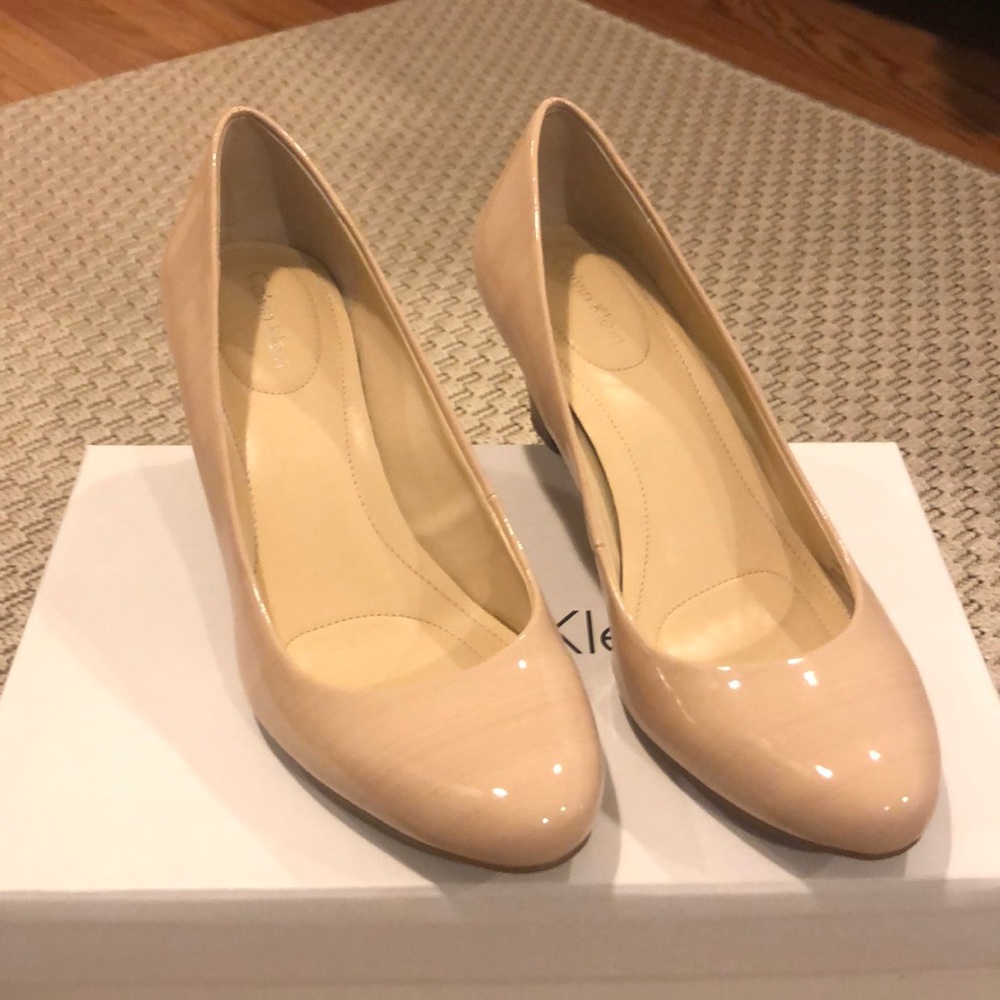 CALVIN KLEIN Beige patent leather wedge